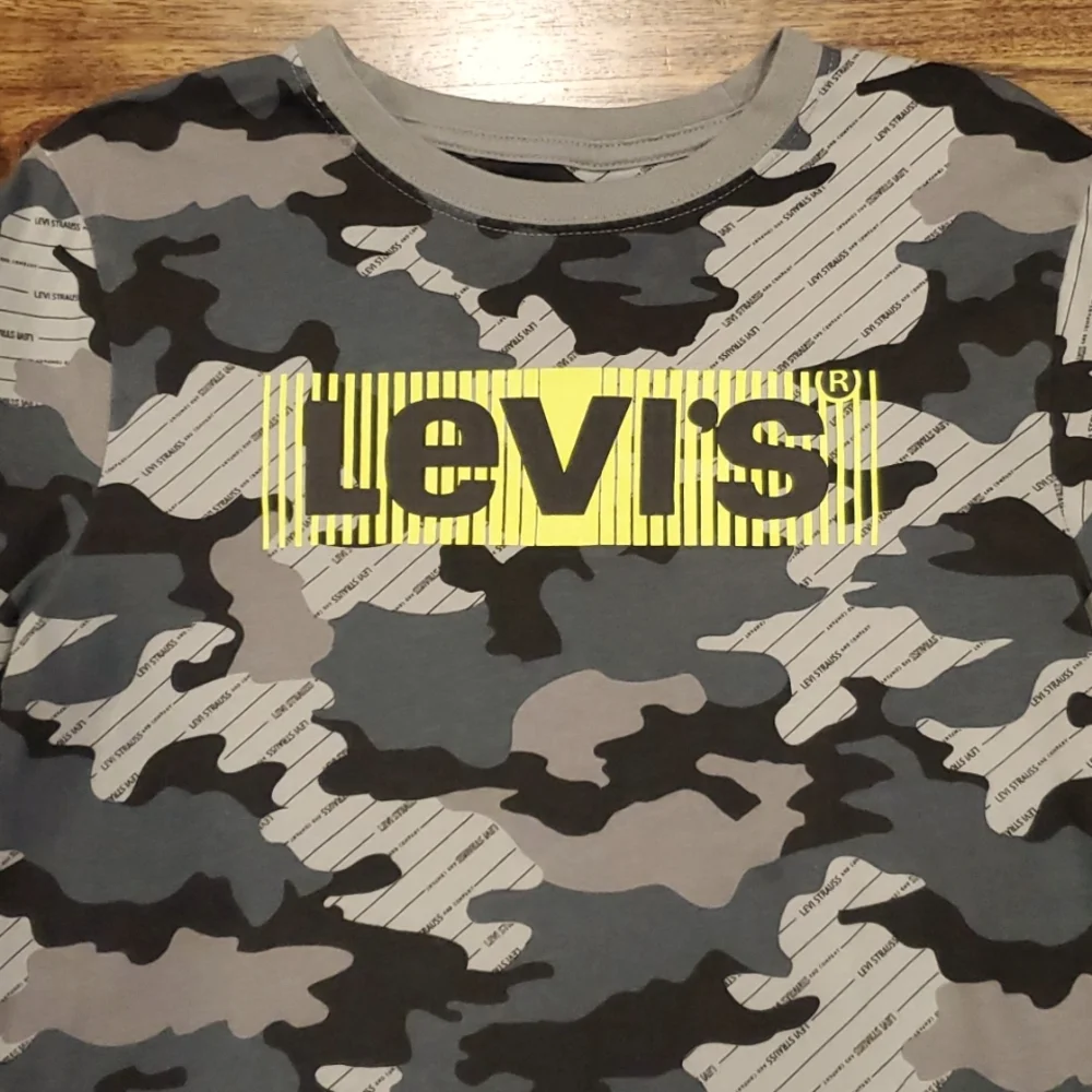 Boys Levi's green & black camo long sleeve shirt size L